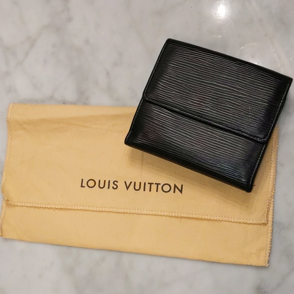 Louis Vuitton black epi leather wallet 🖤